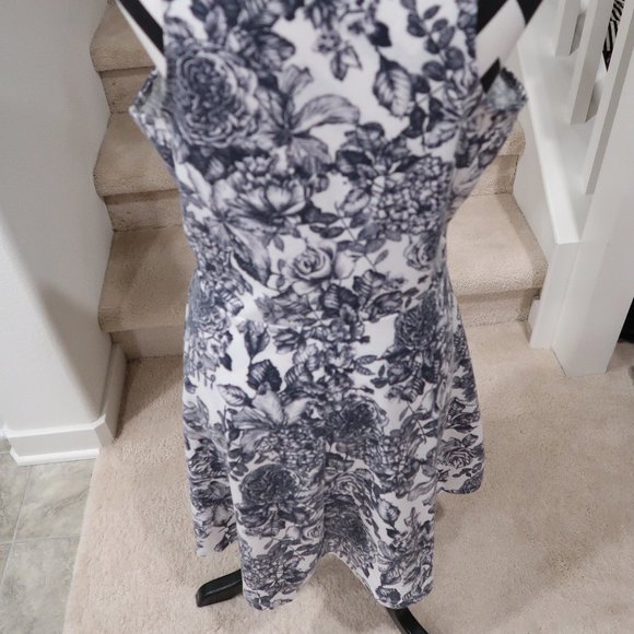 Sleeveless Floral Dress - Picture 6 of 7